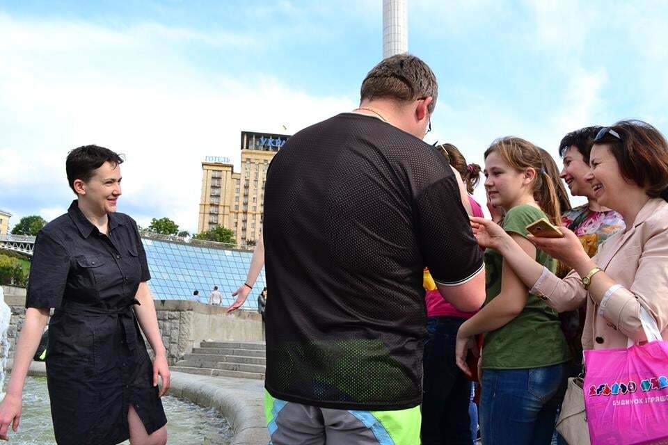 "У нее отрастают обрезанные крылья": опубликованы фото первого дня свободы Савченко