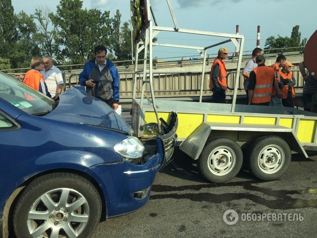 В Киеве легковушка влетела в грузовик дорожников: опубликованы фото