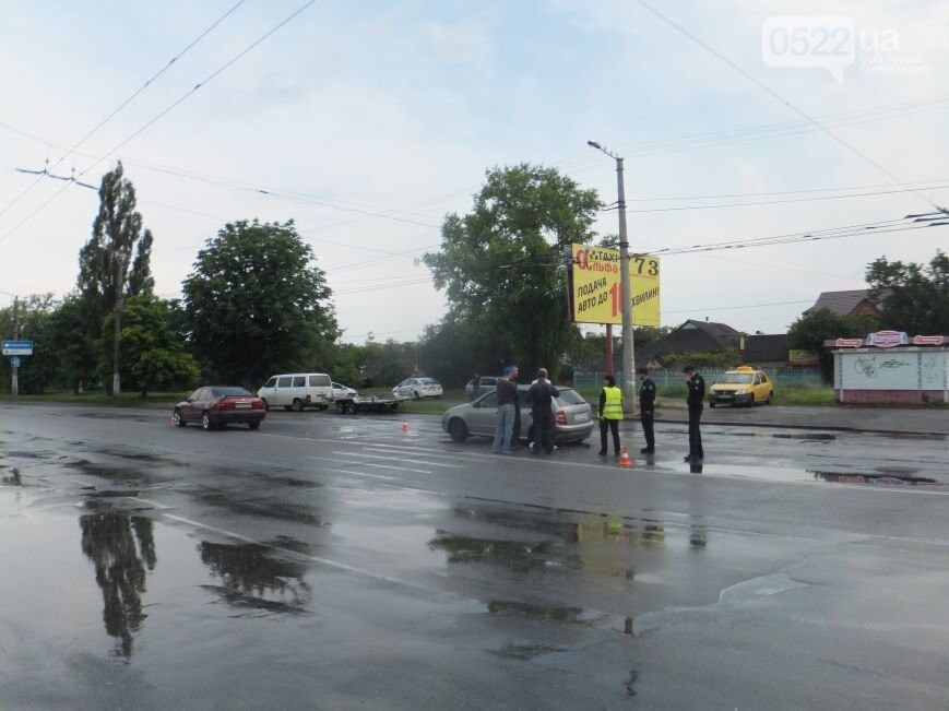 ДТП в Кировограде: во время дождя сильно столкнулись две иномарки. ФОТО