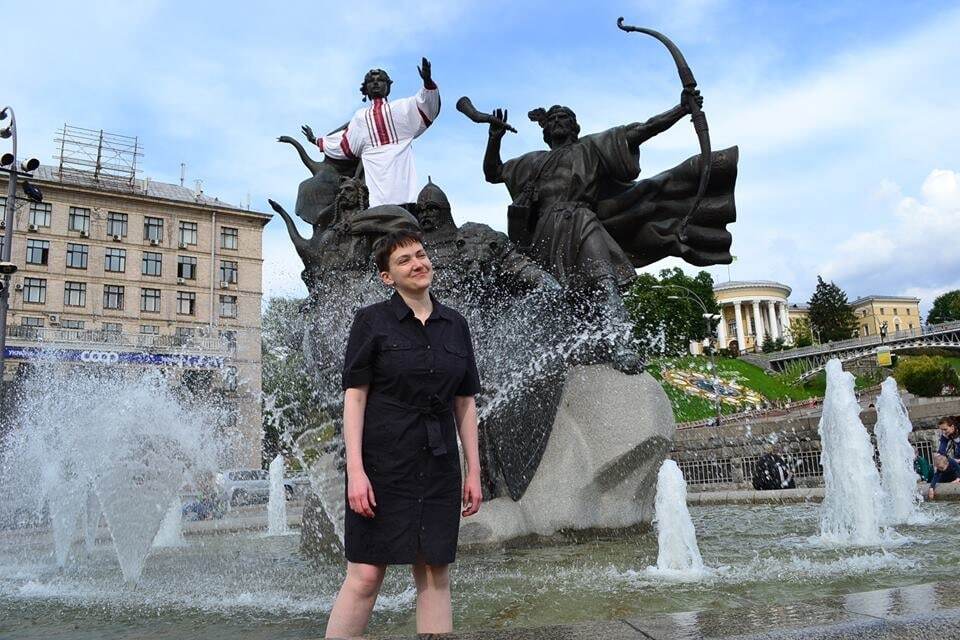 "У нее отрастают обрезанные крылья": опубликованы фото первого дня свободы Савченко