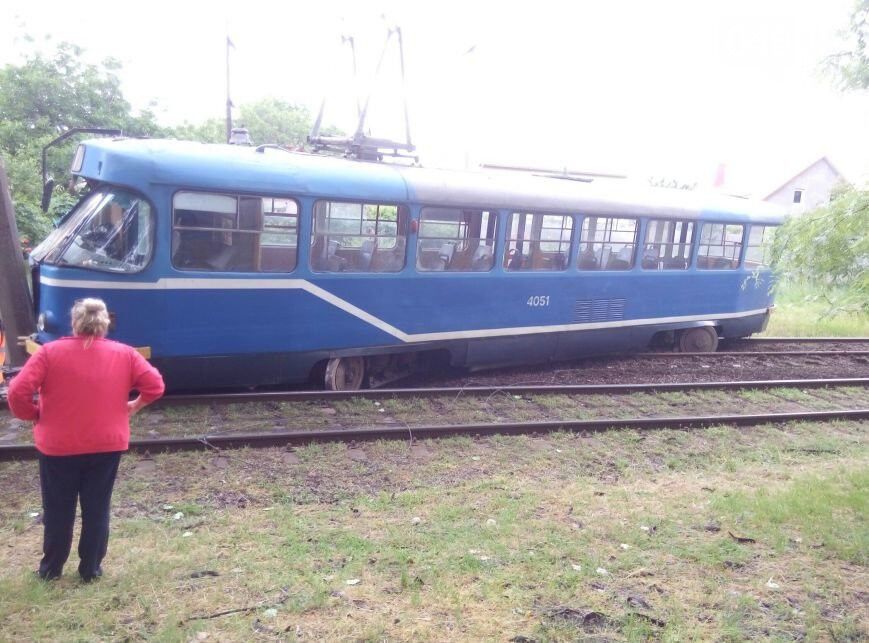 В Одессе трамвай сошел с рельсов и врезался в столб