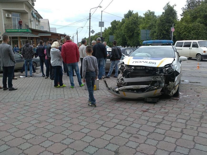 На Хмельниччині поліцейський автомобіль їхав на виклик та зіткнувся ще з чотирма