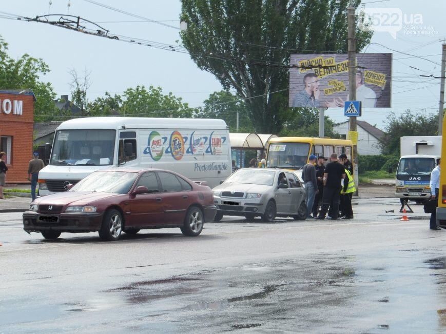 ДТП в Кировограде: во время дождя сильно столкнулись две иномарки. ФОТО