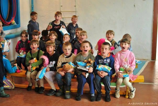 «Янголи поруч» привітали з останнім дзвоником дітей з Яблунівської спеціальної школи-інтернату (фото)