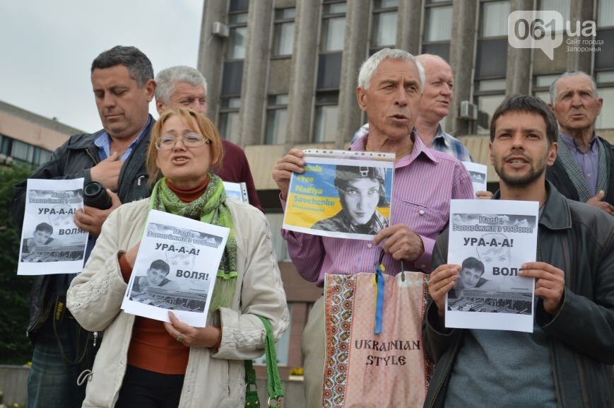 Запорожцы шампанским отмечали возвращение Савченко в Украину