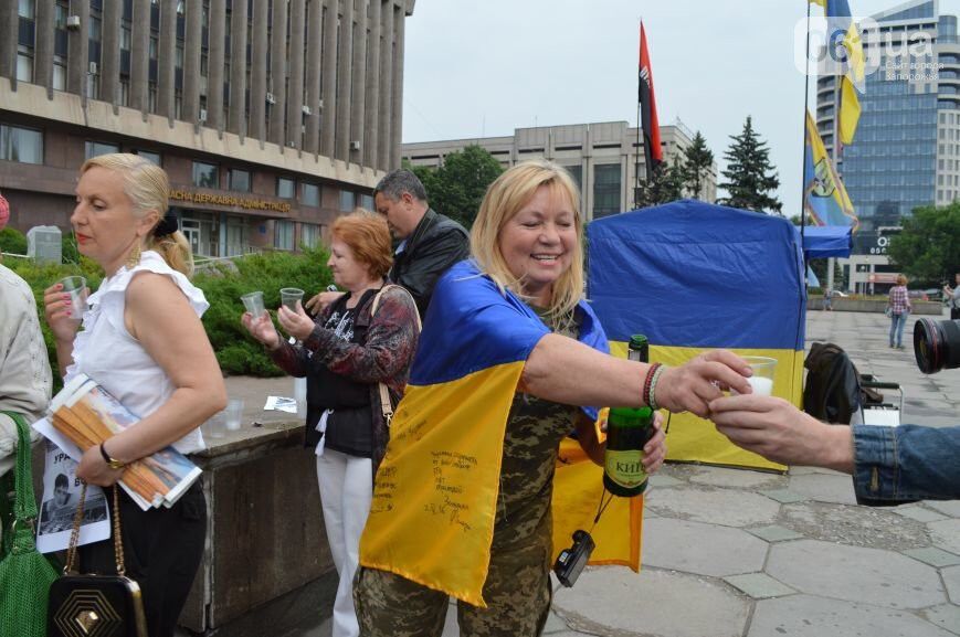 Запорожцы шампанским отмечали возвращение Савченко в Украину