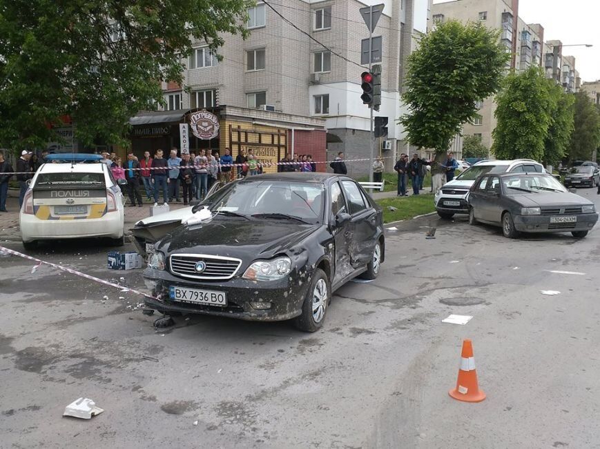 На Хмельниччині поліцейський автомобіль їхав на виклик та зіткнувся ще з чотирма