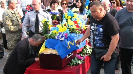 Рівняни на колінах прощалися із загиблим в АТО дядьою Колею (фото+відео)