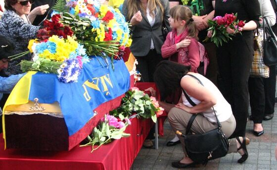 Рівняни на колінах прощалися із загиблим в АТО дядьою Колею (фото+відео)