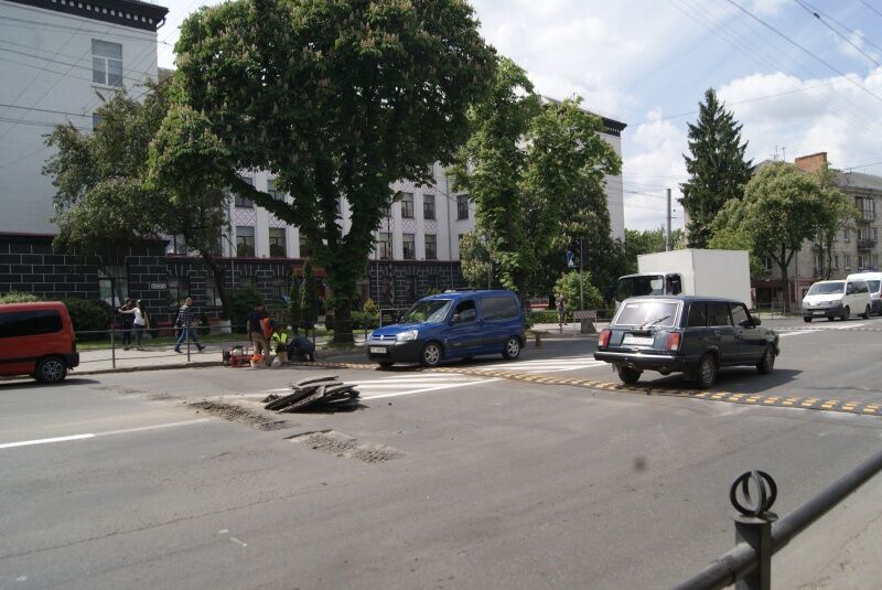 У центрі Тернополя замінили «лежачого поліцейського» (фото)