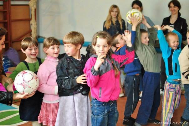 «Янголи поруч» привітали з останнім дзвоником дітей з Яблунівської спеціальної школи-інтернату (фото)