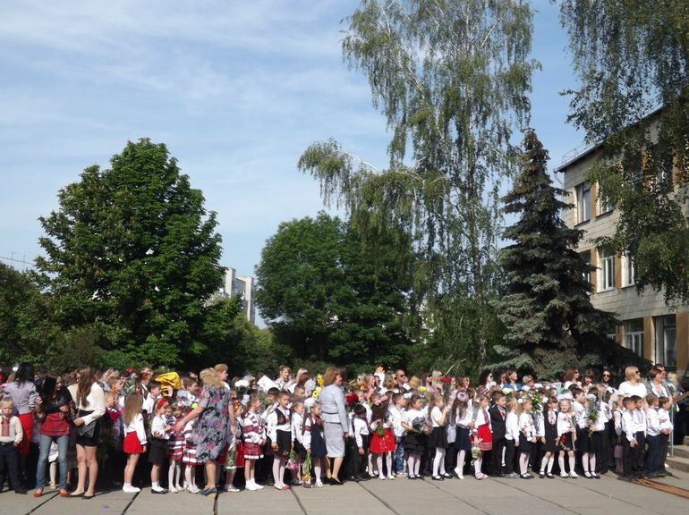 ?В школах Житомира сегодня прозвенел последний звонок. ФОТОРЕПОРТАЖ