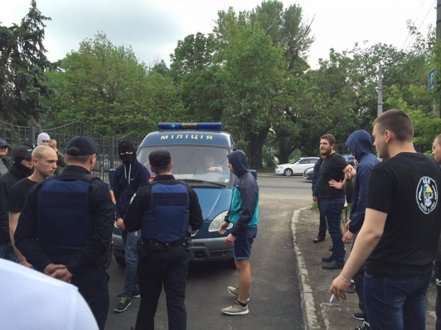 Патриоты заблокировали выезды с одесского суда, где сепаратиста выпускают на свободу