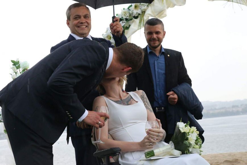 Свадьба Яны Зинкевич: под проливным дождем пара обменялась кольцами и получила обещание мэра подарить им квартиру