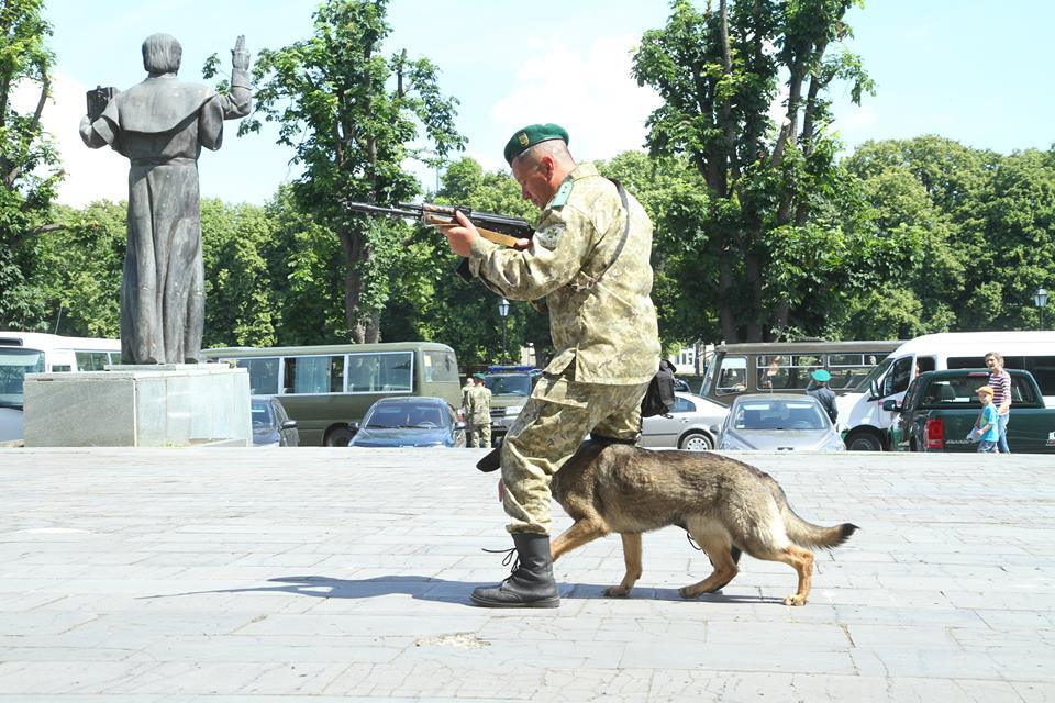 До свого свята закарпатські прикордонники демонстрували техніку, роботу службових псів та слухали концерт (ФОТО, ВІДЕО)