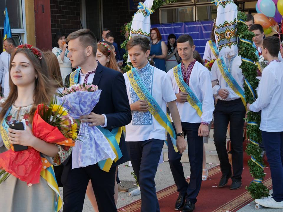 В Ужгороді навчальний рік завершився для понад 14,5 тис школярів (ФОТО)