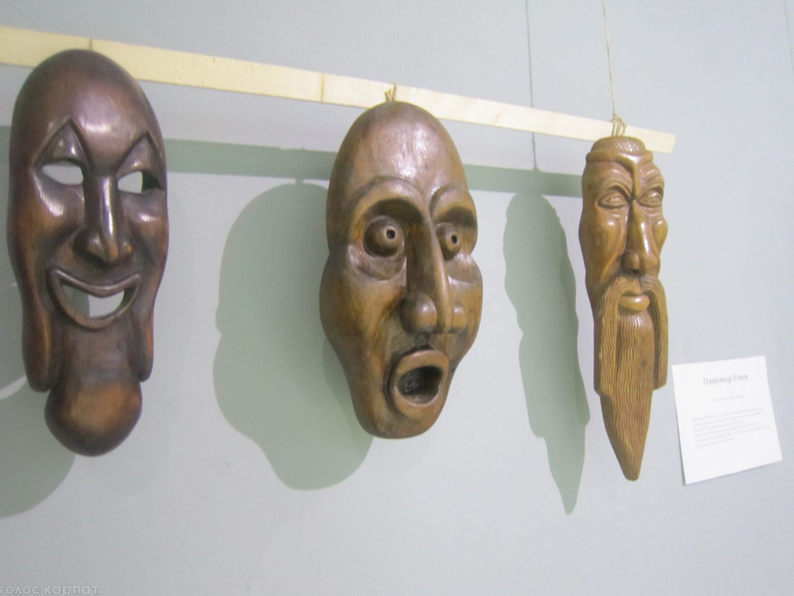 Вишиті картини та дерев'яні фігури експонують у Виноградові місцеві автори (ФОТО)
