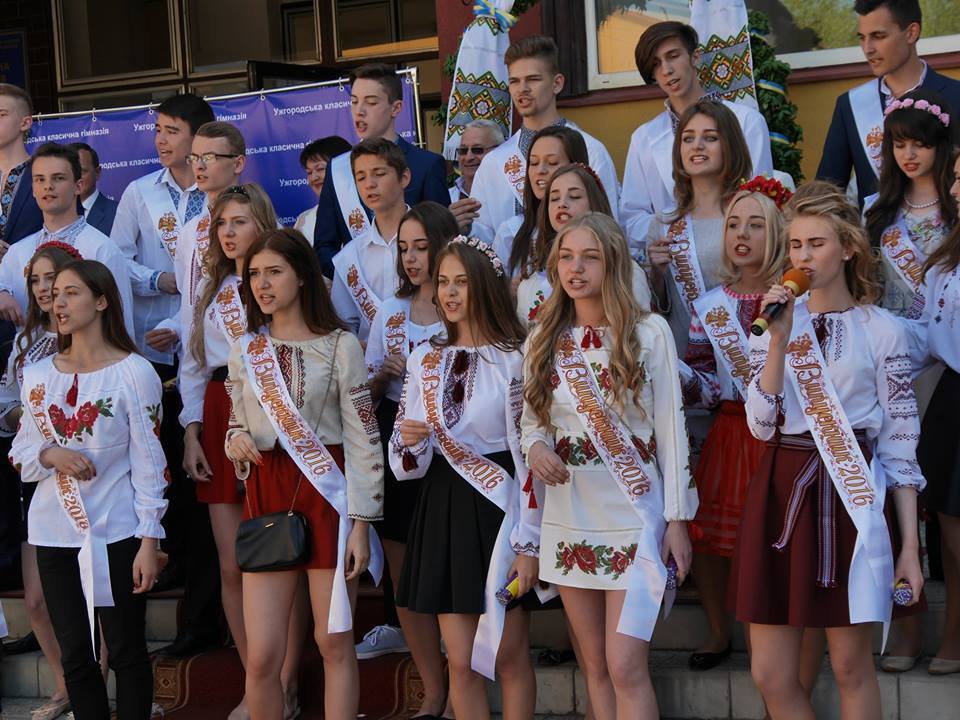В Ужгороді навчальний рік завершився для понад 14,5 тис школярів (ФОТО)