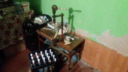 Поліцейські Ужгорода накрили "підпільний цех" по виготовленні "паленого" алкоголю (Фото)