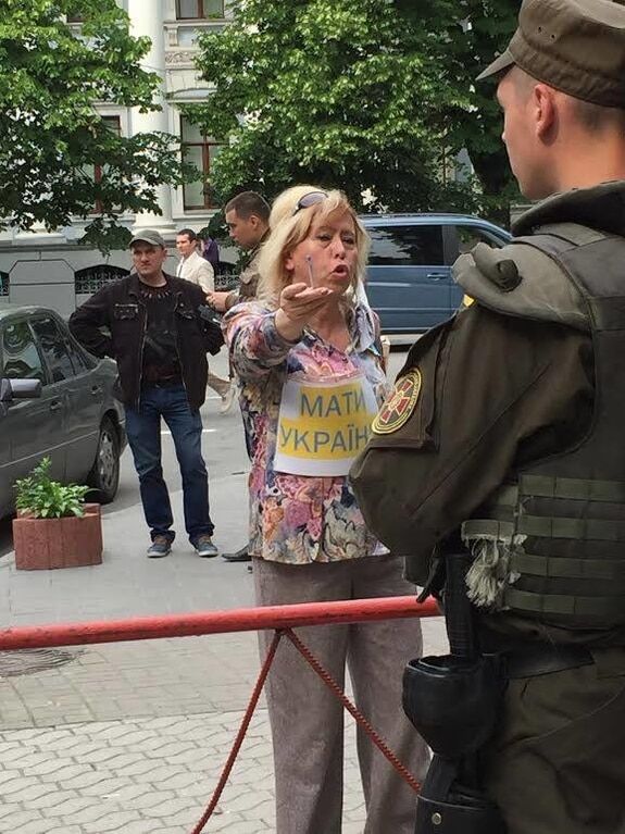 Сепаратистка из "ДНР" отрабатывала кремлевские деньги в центре Киева: фотофакт