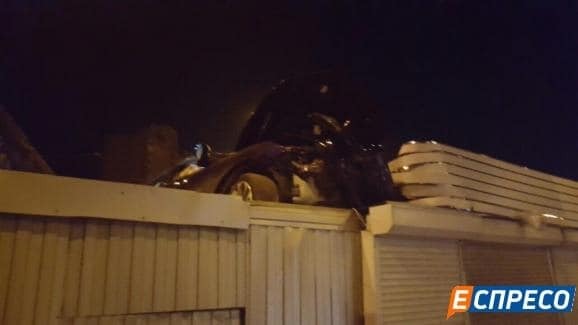 ДТП в Киеве: автомобиль упал на крышу киоска