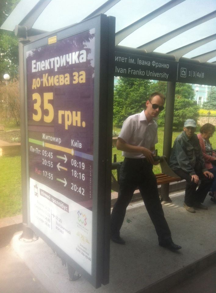 На «сучасних» зупинках рекламують електричку Житомир-Київ. ФОТО