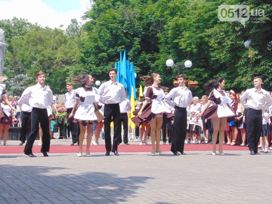 Для николаевских школьников прозвенел последний звонок