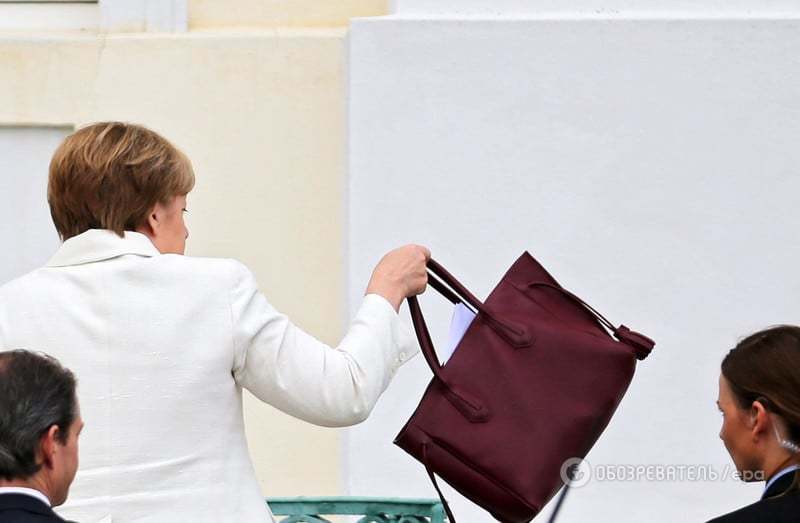 Фрау любит цвет бордо: Меркель показала свою сумку