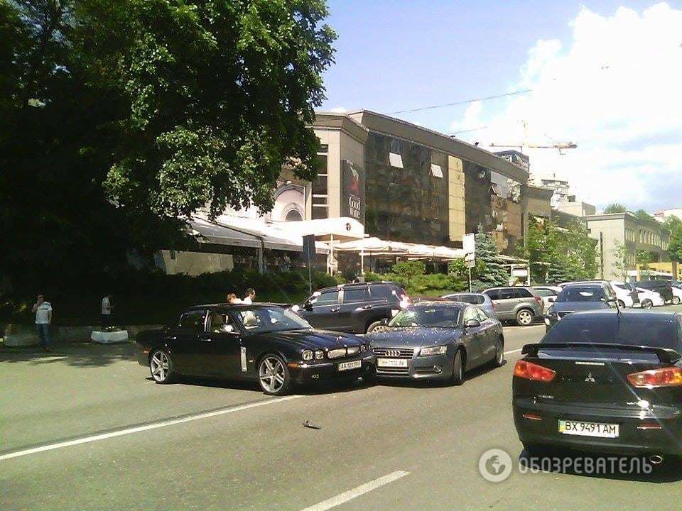 У центрі Києва два елітні авто потрапили в ДТП