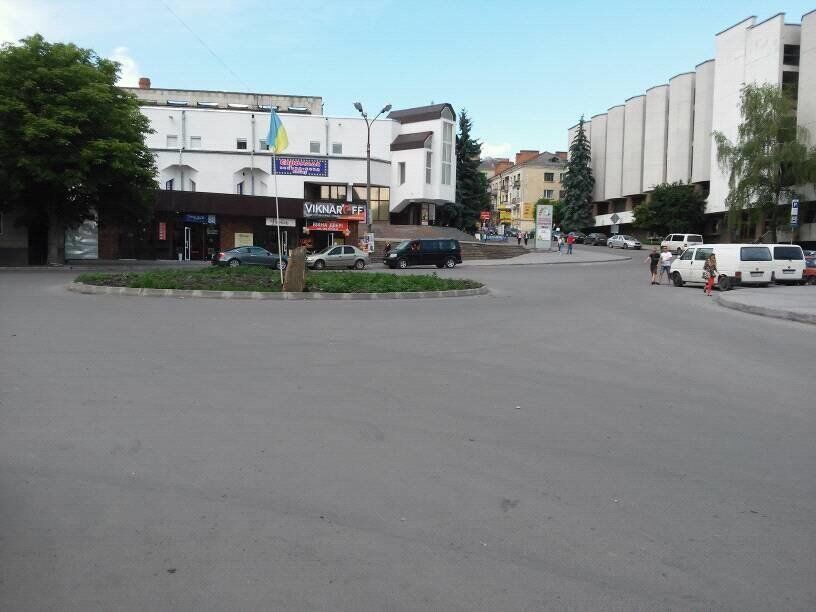 На майдані Героїв у Тернополі встановили суперечливі дорожні знаки