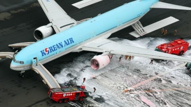 В аэропорту Токио загорелся Boeing с более 300 человек на борту: опубликованы фото и видео