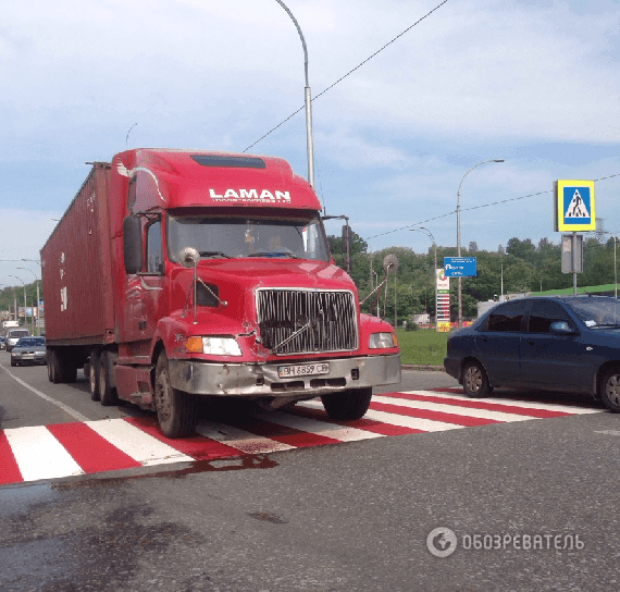 В Киеве на переходе столкнулись две фуры: опубликованы фото