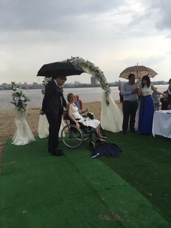 Під проливним дощем: з'явилося фото Зінкевич у весільній сукні