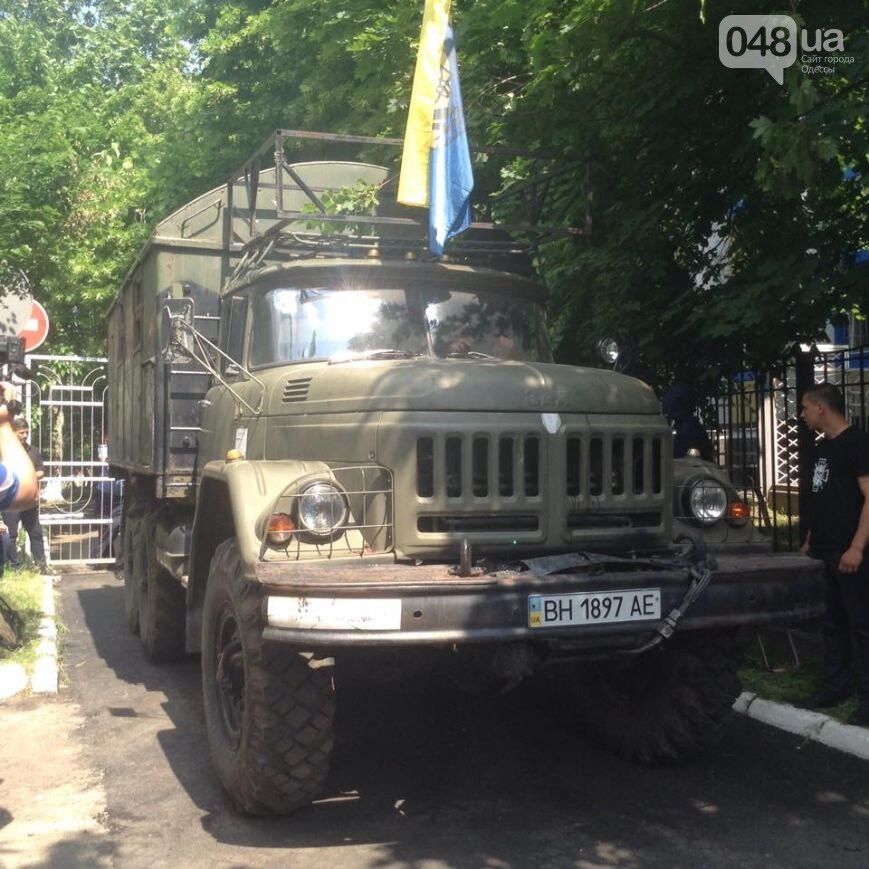 Одесситы грузовиком заблокировали суд и не выпускают российского боевика