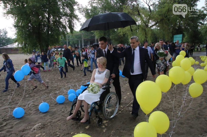 Свадьба Яны Зинкевич: под проливным дождем пара обменялась кольцами и получила обещание мэра подарить им квартиру