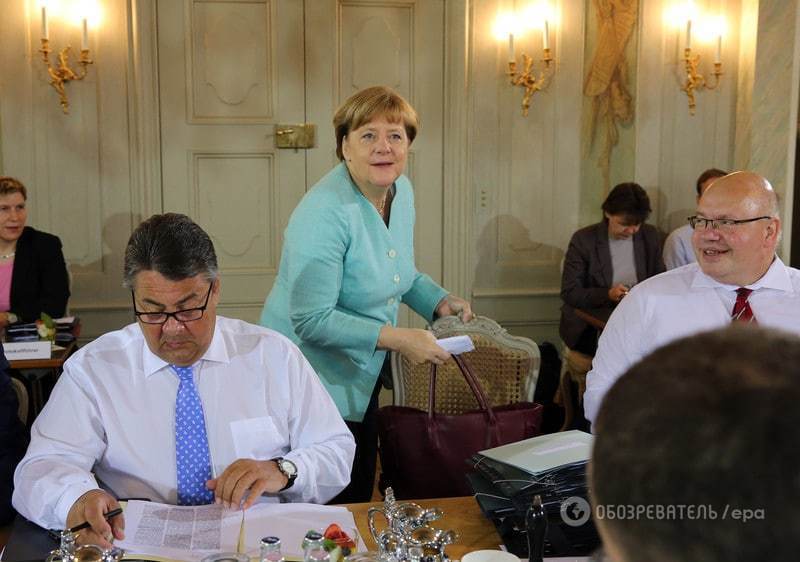 Фрау любит цвет бордо: Меркель показала свою сумку