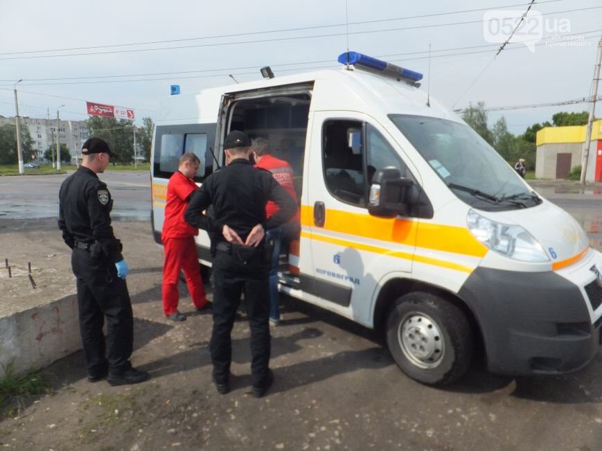 Как в Кировограде патрульная полиция поступает с пьяными людьми. ФОТО