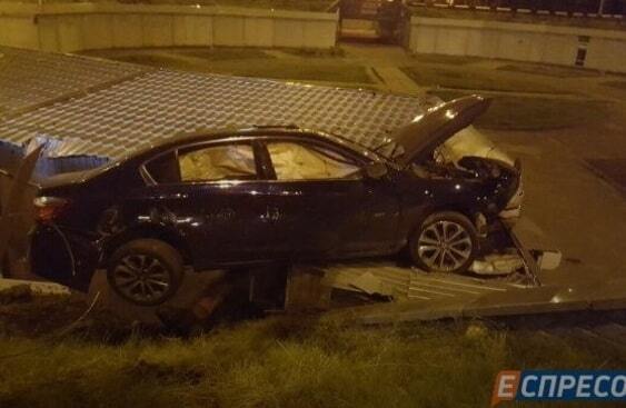 ДТП в Киеве: автомобиль упал на крышу киоска