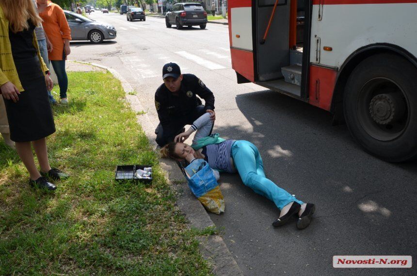 В Николаеве на пешеходном переходе троллейбус сбил молодую девушку