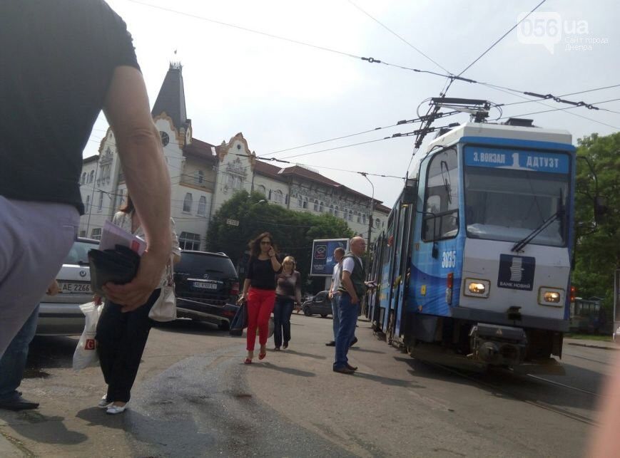 В центре Днепра Mercedes столкнулся с 1-м трамваем