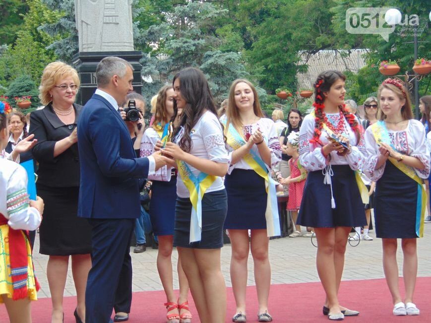 Для николаевских школьников прозвенел последний звонок