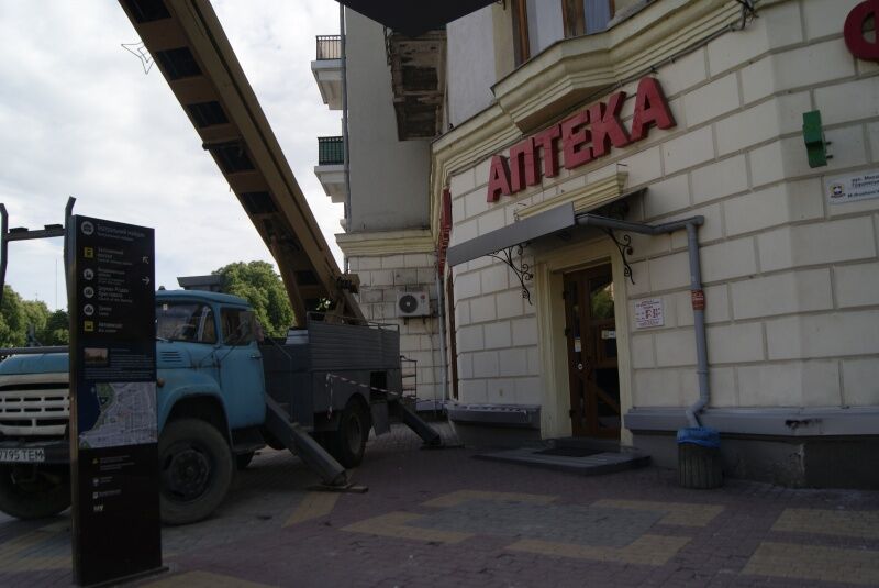 Тернопіль: у центрі міста ремонтують балкони (фото)