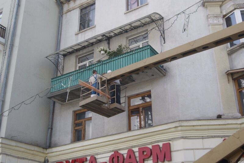 Тернопіль: у центрі міста ремонтують балкони (фото)