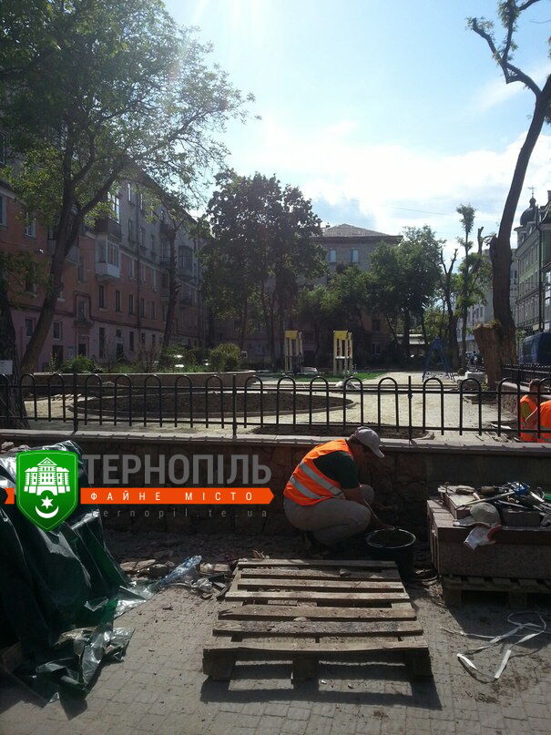 Як ремонтують сквер на вулиці Валовій у Тернополі (фото)