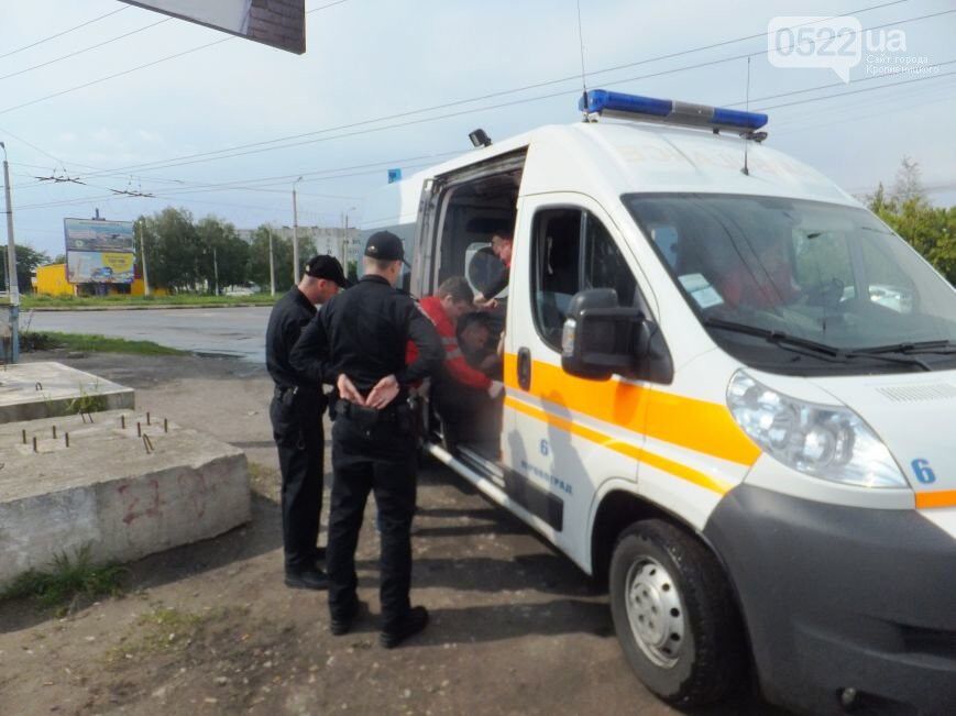 Как в Кировограде патрульная полиция поступает с пьяными людьми