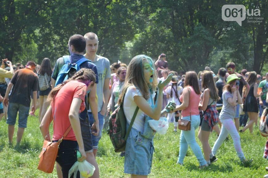 В "Дубовке" сотни запорожцев обсыпаются красками: найди себя