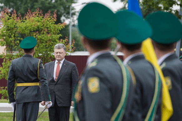 Наградил и повысил зарплаты: Порошенко поздравил военных с Днем пограничника. Опубликованы фото, видео