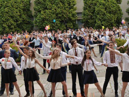 Останній вальс ужгородських випускників (ФОТО)