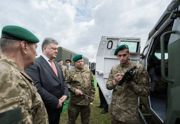 Нагородив і підвищив зарплати: Порошенко привітав військових із Днем прикордонника