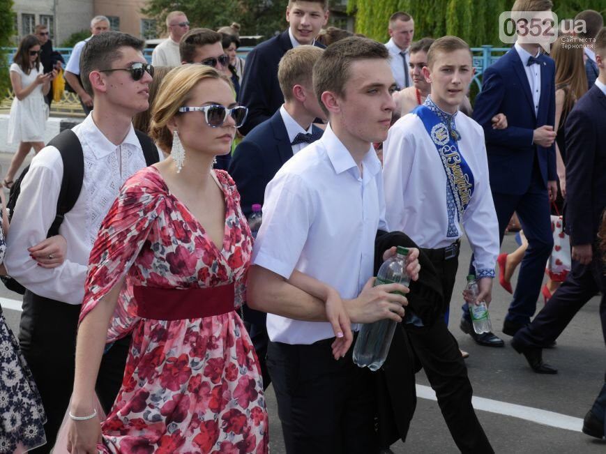 Більше тисячі випускників пройшли урочистою ходою вулицями Тернополя